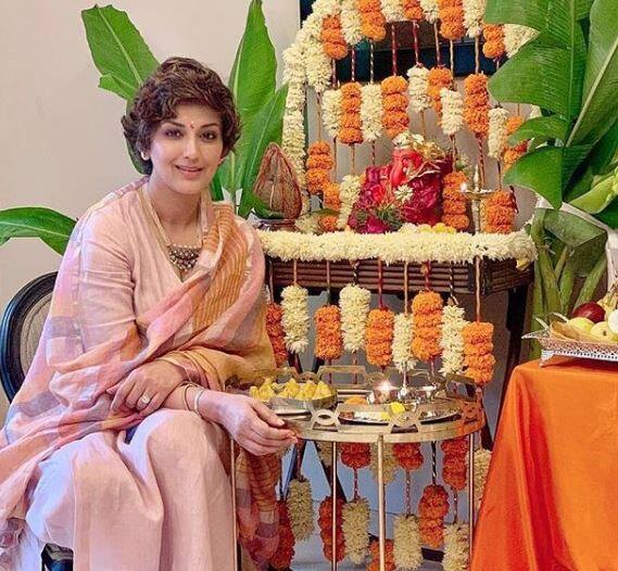 अभिनेत्री सोनाली बेंद्रेच्या घरी बाप्पाचे आगमन झाले, तिने इंस्टाग्रामवर फोटो शेअर करत शुभेच्छा दिल्या, 