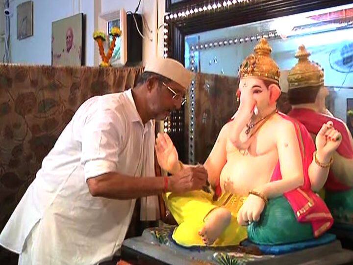 अभिनेते नाना पाटेकर यांच्या घरी अगदी साध्या पध्दतीने बाप्पाचे आगमन झाले.