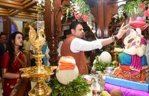 राजकीय नेत्यांच्या घरीही अवतरले गणराज, नेते बाप्पाचरणी लीन