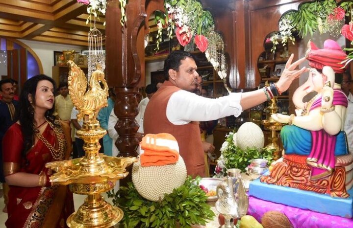 राज्याचे मुख्यमंत्री देवेंद्र फडणवीस यांच्या वर्षा निवासस्थानी गणरायांचे आगमन झाले. यावेळी विधीवत पूजा करण्यात आली. 