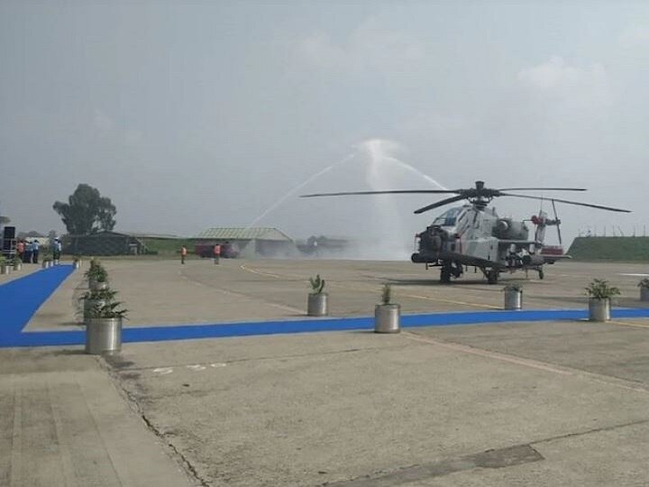 Eight Apache attack helicopters join the Indian air force at Pathankot भारतीय वायूसेनेची ताकद वाढली, अमेरिका बनावटीची आठ ‘अपाचे’ हेलिकॉप्टर वायुसेनेच्या ताफ्यात