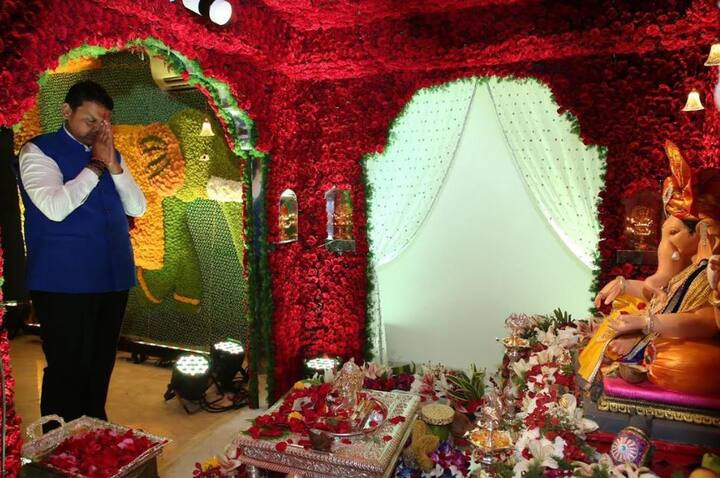सलग पाचव्या वर्षी मुख्यमंत्री देवेंद्र फडणवीस यांनी शिवसेना सचिव मिलिंद नार्वेकर यांच्या निवासस्थानी गणपती दर्शनासाठी हजेरी लावली.