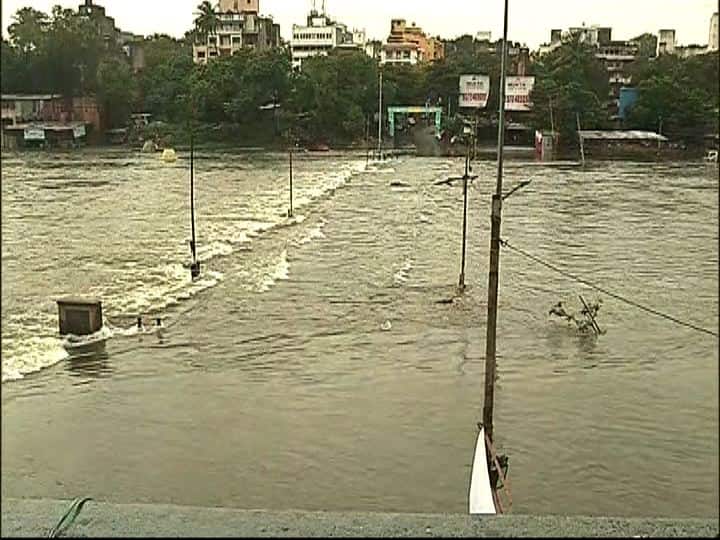 पुणे : मुसळधार पावसामुळे खडकवासला धरणातून विसर्ग वाढवला, भिडे पूल पाण्याखाली heavy rain in pune district water released from khadakwasla dam पुणे : मुसळधार पावसामुळे खडकवासला धरणातून विसर्ग वाढवला, भिडे पूल पाण्याखाली