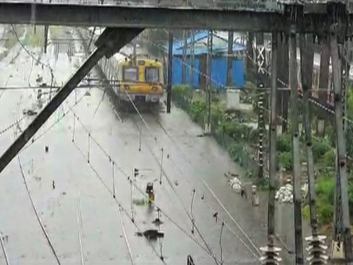 Heavy Rainfall effect on Mumbai local मुसळधार पावसामुळे लोकलसेवेवर परिणाम, मध्य आणि हार्बर रेल्वे ठप्प तर पश्चिम रेल्वेलाही फटका