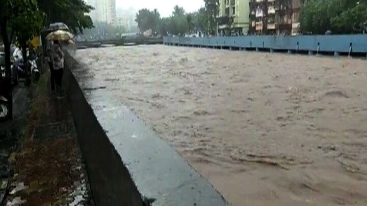 दहिसरमध्ये जोरदार पावसामुळे रस्ते तुंबले