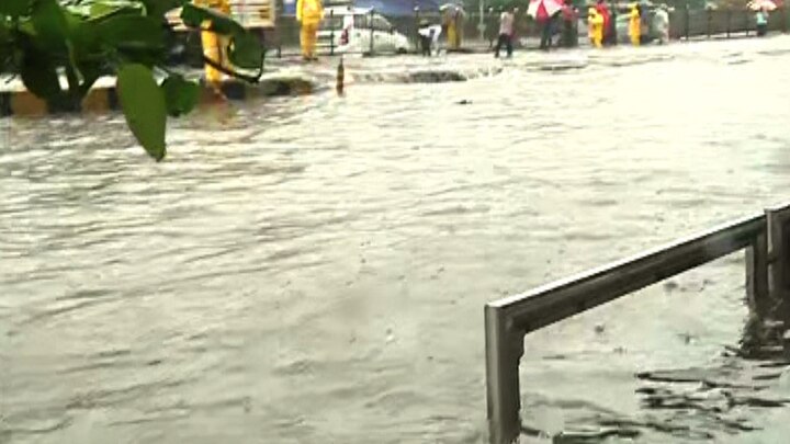 किंग्स सर्कल परिसरात पाणी साचून वाहतुक ठप्प