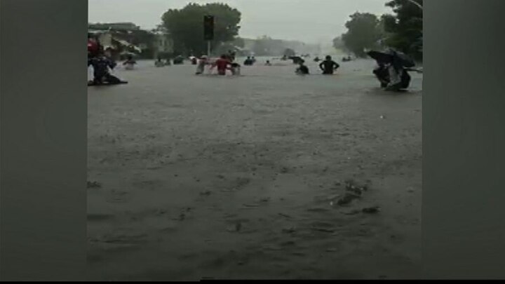 कुर्ला बस डेपोवर साचलेलं पाणी, वाहतुकीवर परिणाम