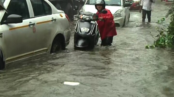 माटुंग्यातील रस्त्यांवर पाणी साचून वाहतुकीचा खोळंबा