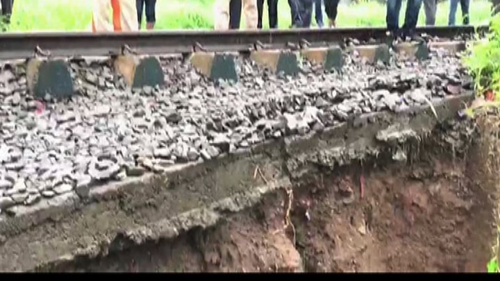 पनवेल-सीबीडी रेल्वेरुळावरील ट्रॅकखालील माती वाहून गेली