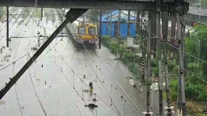 ठाणे रेल्वे स्थानकावरील रुळावर पाणी, ठाणे-सीएसएमटी रेल्वेमार्ग ठप्प
