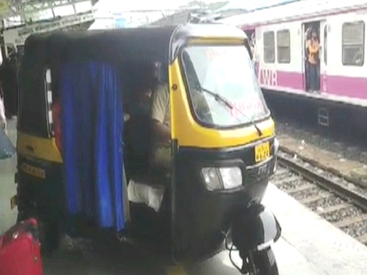 रुग्णासाठी रिक्षा रेल्वे फलाटावर, मात्र माणुसकी दाखवणाऱ्या चालकावर गुन्हा