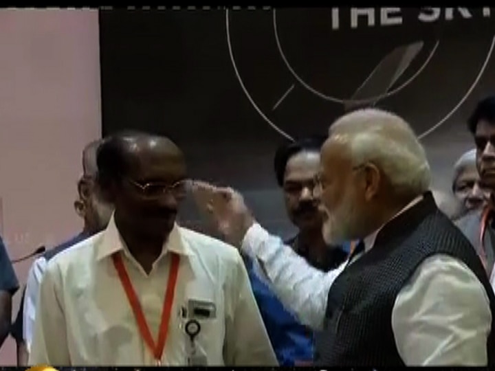 ISRO Lost connection with vikram lander - narendra modi Appreciated Scientist Chandrayaan 2 : विक्रम लॅण्डरशी संपर्क तुटला, मोदी इस्रोच्या शास्त्रज्ञांच्या पाठीशी