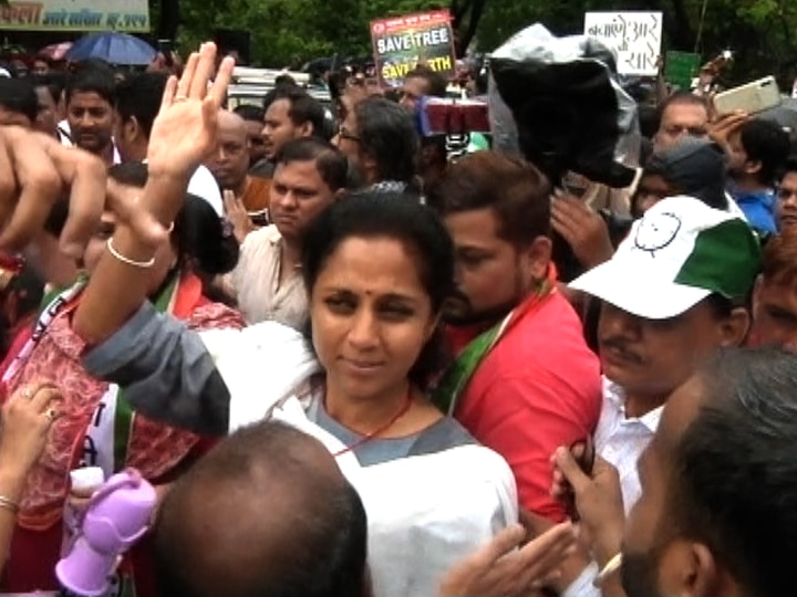 NCP MP Supriya Sule participates in aarey protest against metro car shed in mumbai goregaon आरेतील वृक्षतोडीविरोधाच्या आंदोलनात राष्ट्रवादी खासदार सुप्रिया सुळे सहभागी, भर पावसात मुंबईकर एकवटले