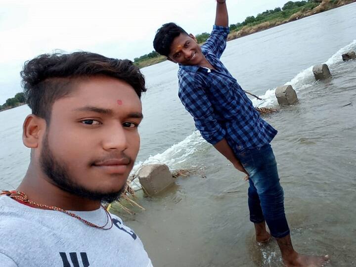 पंढरपूरमध्ये सेल्फी काढण्याच्या नादात दोघे जण भीमा नदीत वाहून गेले two people drown while taking selfi in pandharpur पंढरपूरमध्ये सेल्फी काढण्याच्या नादात दोघे जण भीमा नदीत वाहून गेले