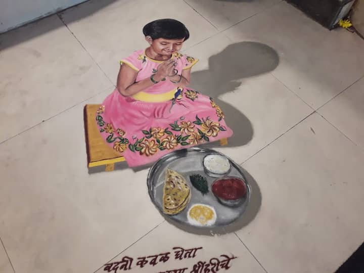 गणेशोत्सवादरम्यान बहुतांश मुलांचा जीव हा मोबाईलमध्ये गुंतला असल्याचं दिसून येत आहे. 