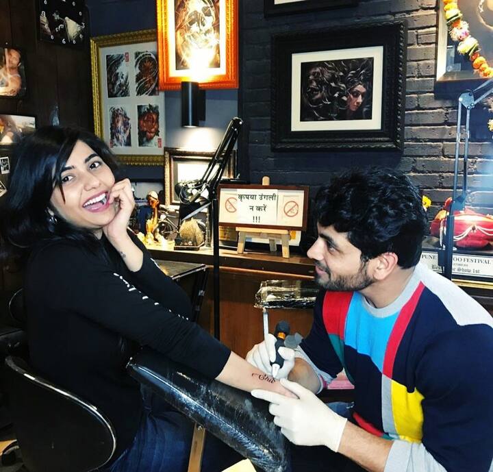वीणाने आपल्या हातावर Shiv हा टॅटू करुन शिवला वाढदिवसाचं सरप्राईज दिलं आहे. वीणाने मुंबईतील वांद्र्यात शिवच्या नावाचा टॅटू करुन घेतला.
