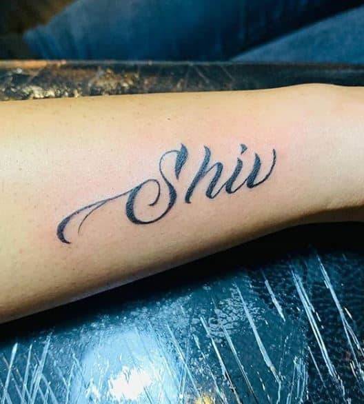 बिग बॉसच्या एका टास्कदरम्यान शिवने आपल्या हातावर वीणाचं नाव गोंदवून घेतलं होतं. आता वाढदिवसाला त्याला त्याच्याच अंदाजात खास गिफ्ट देण्याचं वीणाने ठरवलं आणि थेट त्याच्या नावाचा टॅटू करुन घेतला.