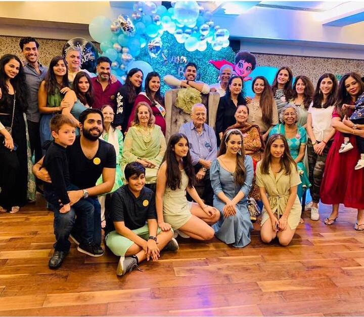 मुलींचं शिक्षण पूर्ण झाल्यानंतर रवीनाने त्यांच्यासाठी योग्य स्थळ बघून त्यांचं लग्नही लावून दिलं.