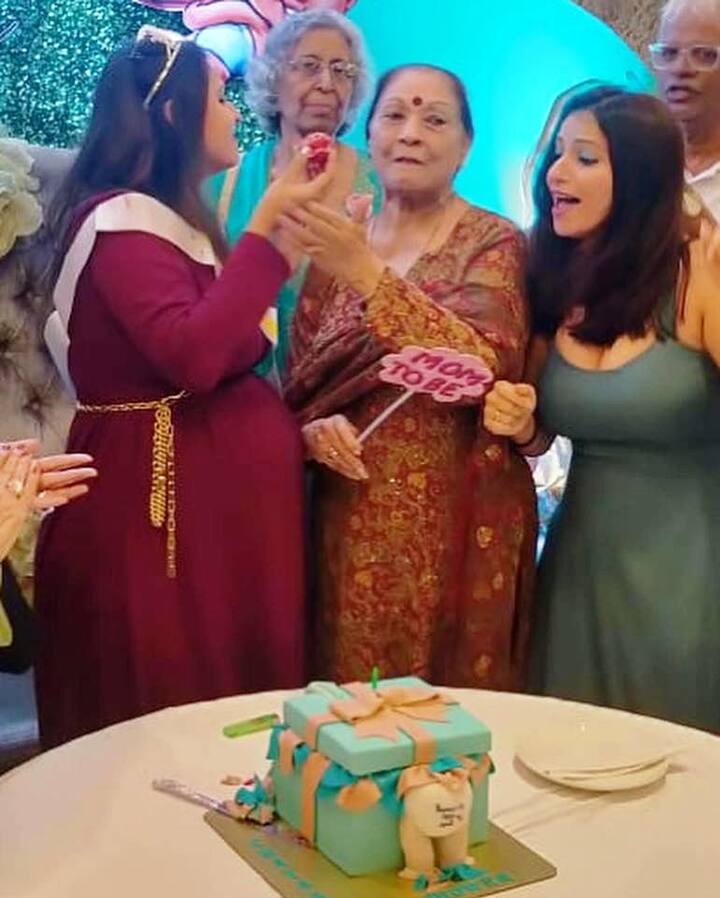 रवीनाचं 2004 मध्ये म्हणजेच 15 वर्षांपूर्वी चित्रपट वितरक अनिल थडानी यांच्यासोबत लग्न झालं. त्यांना रशा आणि रणबीरवर्धन ही दोन मुलं आहेत. 