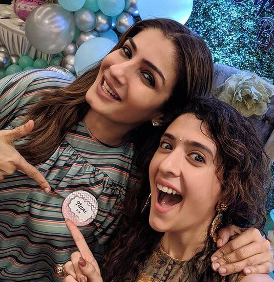 रवीना वयाच्या 44 व्या वर्षी आजी होणार आहे. तिने आपल्या सोशल मीडिया अकाऊंटवर आपण आजी होणार असल्याचं जाहीर केलं.