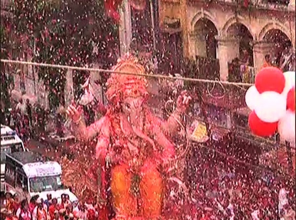 पुष्पवृष्टीदरम्यानची मनमोहक दृष्य 
