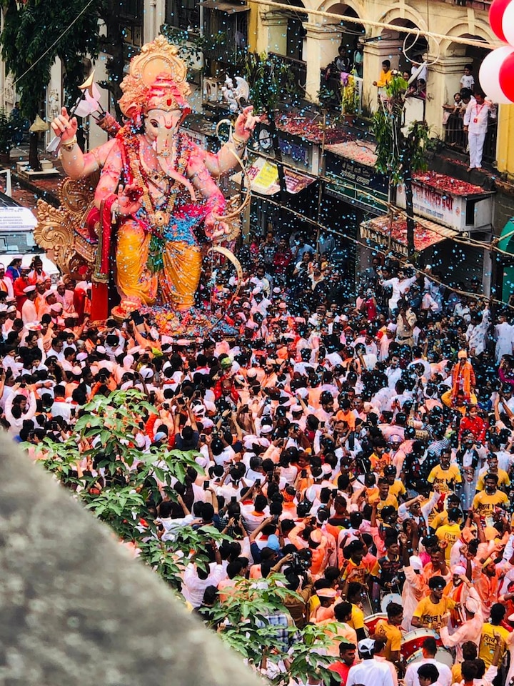 सकाळी साडेआठच्या सुमारास मुंबईच्या राजाच्या विसर्जन मिरवणुकीला सुरुवात झाली