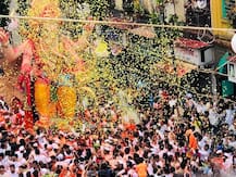 मुंबईच्या राजावर भाविकांकडून पुष्पवृष्टी