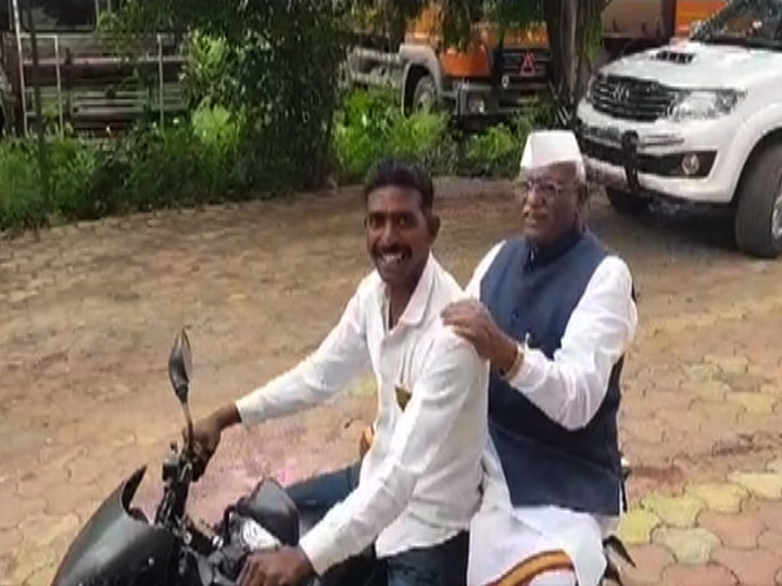 haribhau bagde travel on motorcycle to Accept resignation of mla bhaskar jadhav राष्ट्रवादीच्या आमदाराचा राजीनामा स्वीकारण्यासाठी विधानसभा अध्यक्ष टू व्हीलरवरुन आले