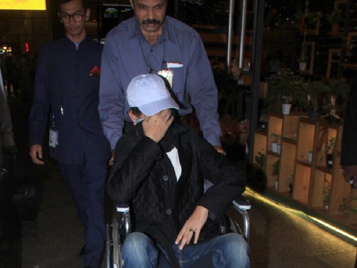 Irrfan khan return to mumbai after surgery from london seen on wheel chair on mumbai airport बॉलिवूड अभिनेता इरफान खान उपचारानंतर लंडनहून परतला, व्हील चेअरवरुन परततानाचे फोटो व्हायरल