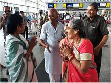 मोदींच्या पत्नी जशोदाबेन यांना भेटण्यासाठी कोलकाता विमानतळावर ममता बॅनर्जींची धावाधाव