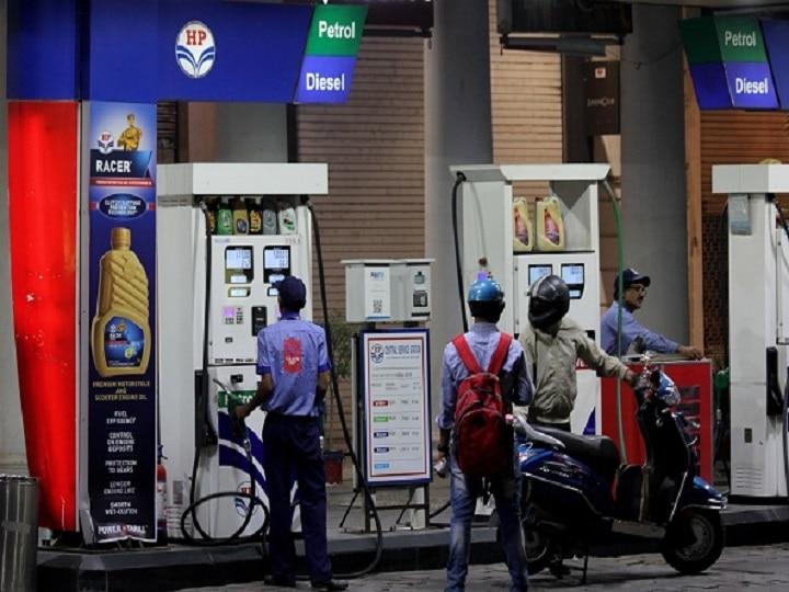Petrol Diesel price hike due to Saudi oil attack मुंबईत पेट्रोलचे दर ऐंशीच्या घरात, डिझेलही महागलं, सहा दिवसात दोन रुपयांची वाढ