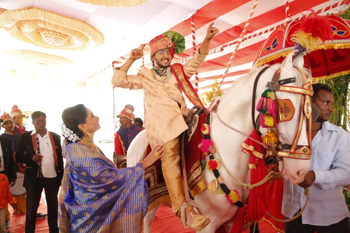 या सोहळ्याला भावी मुख्यमंत्री समर म्हणजेज अभिनेता तेजस बर्वे भारी लूकमध्ये दिसून आला. समरने मोती रंगाची शेरवानी परीधान केली होती. तर लाल आणि हिरव्या रंगाचा फेटा बांधलेला.