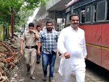 खड्ड्यांमुळे झालेल्या वाहतूक कोंडीत आमदार अडकले, करावा लागला पायी प्रवास