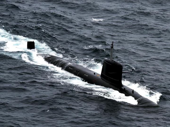 आयएनएस खांदेरी पाणबुडी नौदलाच्या ताफ्यात दाखल, राजनाथ सिंहांच्या हस्ते जलावतरण ins khanderi second scorpene submarine new power of indian navy latest update आयएनएस खांदेरी पाणबुडी नौदलाच्या ताफ्यात दाखल, राजनाथ सिंहांच्या हस्ते जलावतरण