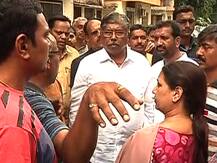 पूरपरिस्थितीची पाहणी करायला आलेल्या पालकमंत्री चंद्रकांत पाटलांवर नागरिकांचा संताप