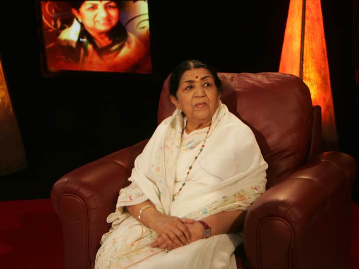 MNS Chief Raj Thackeray Meets Lata Mangeshkar at breach candy hospital गानसम्राज्ञी लता मंगेशकर यांच्या प्रकृतीत सुधारणा, मनसे अध्यक्ष राज ठाकरेंनी घेतली भेट