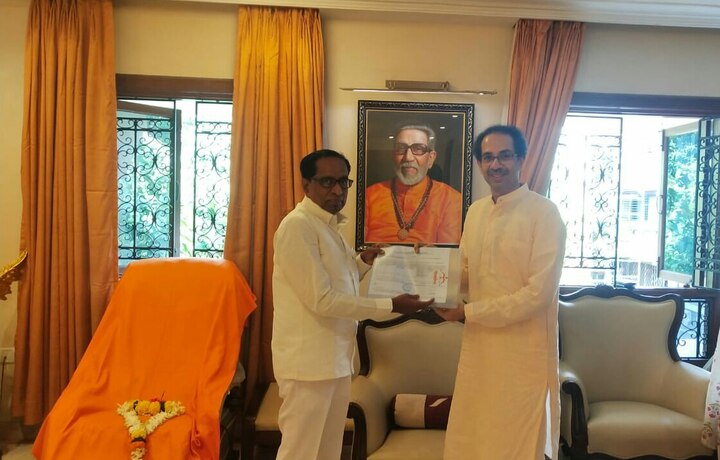 उद्धव ठाकरे यांच्याकडून खानापूर-आटपाडीचे शिवसेनेचे विद्यमान आमदार अनिलराव बाबर यांना AB फॉर्म मिळाला