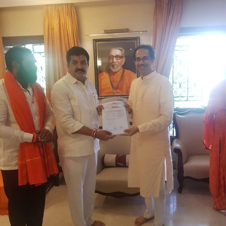 शिवसेनेकडून दिग्रस विधानसभेसाठी AB फॉर्म घेताना शिवसेना आमदार संजय राठोड