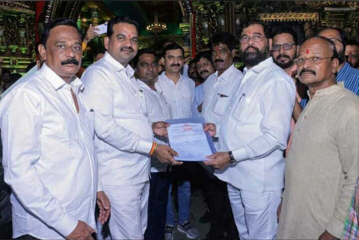 भिवंडी पूर्व विधानसभेतून शिवसेनेचे विद्यमान आमदार रुपेश म्हात्रे यांना एबी फॉर्म