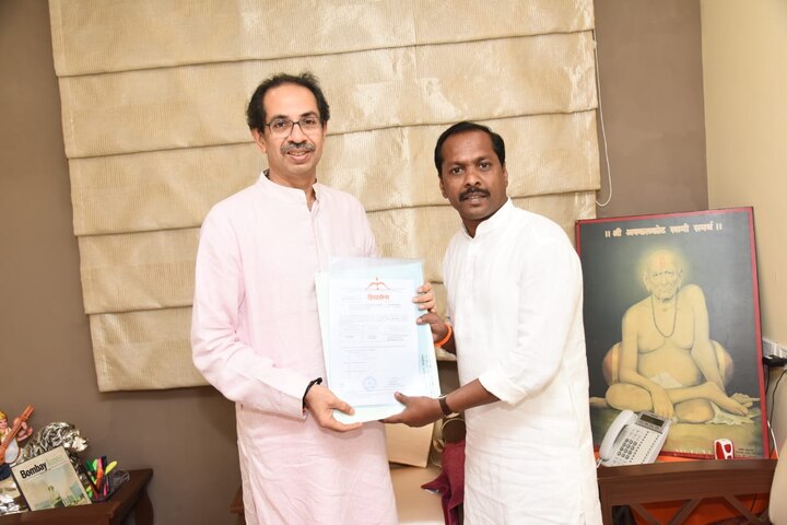 शहापूरचे माजी आमदार पांडुरंग बरोरा यांना शिवसेना पक्षप्रमुखांकडून AB फार्म देण्यात आला.