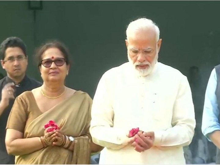 mahatma gandhi 150 th jayanti, tribute to mahatma gandhi at raj ghat राष्ट्रपिता महात्मा गांधी यांची 150 वी जयंती, राष्ट्रपती, पंतप्रधानांसह दिग्गजांकडून अभिवादन