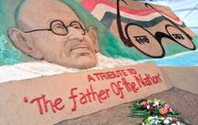 Gandhi Jayanti | वाळूशिल्पकार सुदर्शन पटनाईक यांची बापूंना अनोखी मानवंदना
