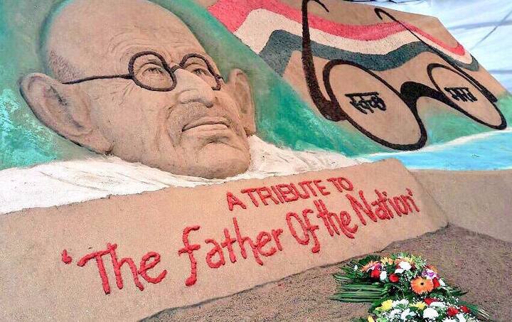  सुदर्शन यांनी गांधी जयंतीनिमित्त चार वाळूशिल्प आपल्या ट्विटर अकाऊंटवर शेअर केले आहेत.