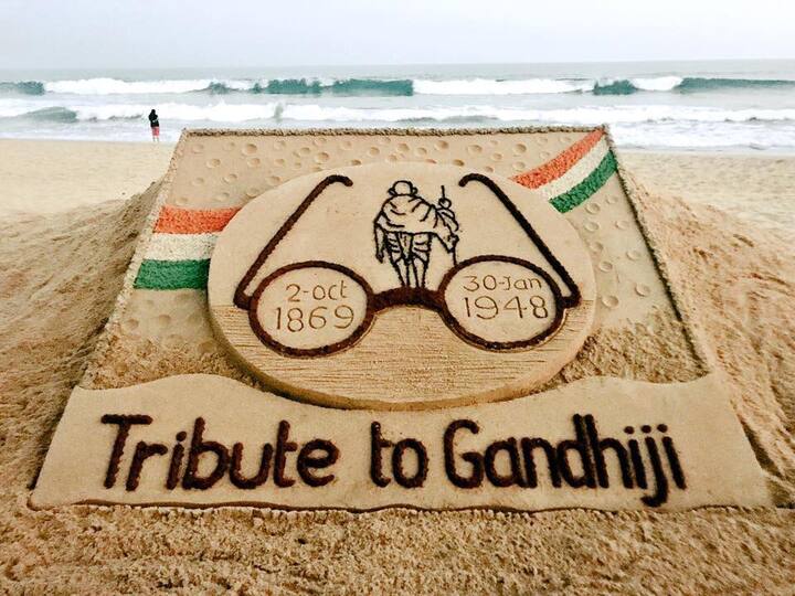  सुदर्शन यांनी साकारलेलं हे वाळू आकर्षणाचे केंद्र ठरत आहे. देशभरात गांधी जयंतीनिमित्त विविध कार्यक्रमांच आयोजन केलं आहे. 