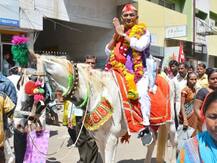 उमेदवारी अर्ज भरण्यासाठी घोड्यावरुन वरात, पोलीस गुन्हा दाखल करणार