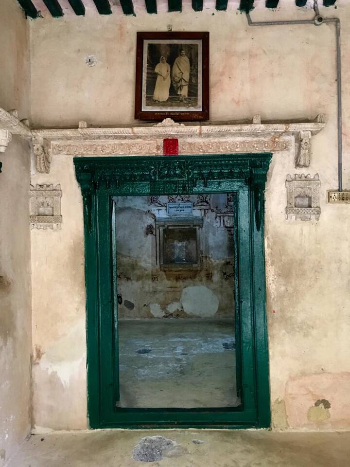 गांधीजींचे वडील पोरबंदर संस्थानात दिवाण तर आई श्रद्धाळु होती