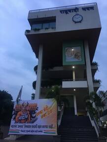 गद्दारांचा ‘अन्याय’ निष्ठावान सहन करणार नाही,  राष्ट्रवादी कार्यालयाबाहेर पोस्टरबाजी