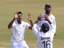 आर. अश्विनची \'वेगवान\' कामगिरी, मुथय्या मुरलीधरनच्या विक्रमाशी बरोबरी