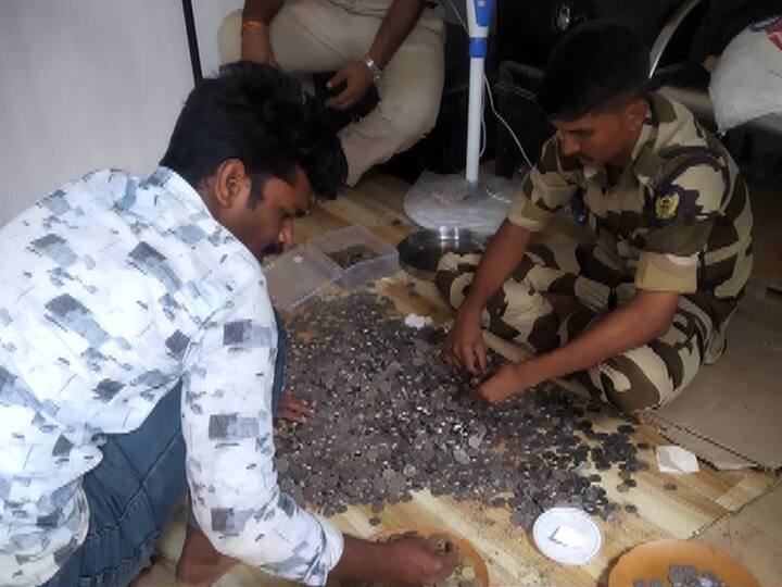 beggar died in railway accident in mumbai had savings more than 9 lakhs लखपती भिकाऱ्याचा रेल्वे अपघातात दुर्दैवी अंत, घरात दीड लाखाची चिल्लर तर बँकेत 9 लाखाच्या ठेवी