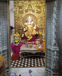 सोन्याची साडी परिधान केलेल्या पुण्यातील श्री महालक्ष्मी देवीचं मोहक रुप